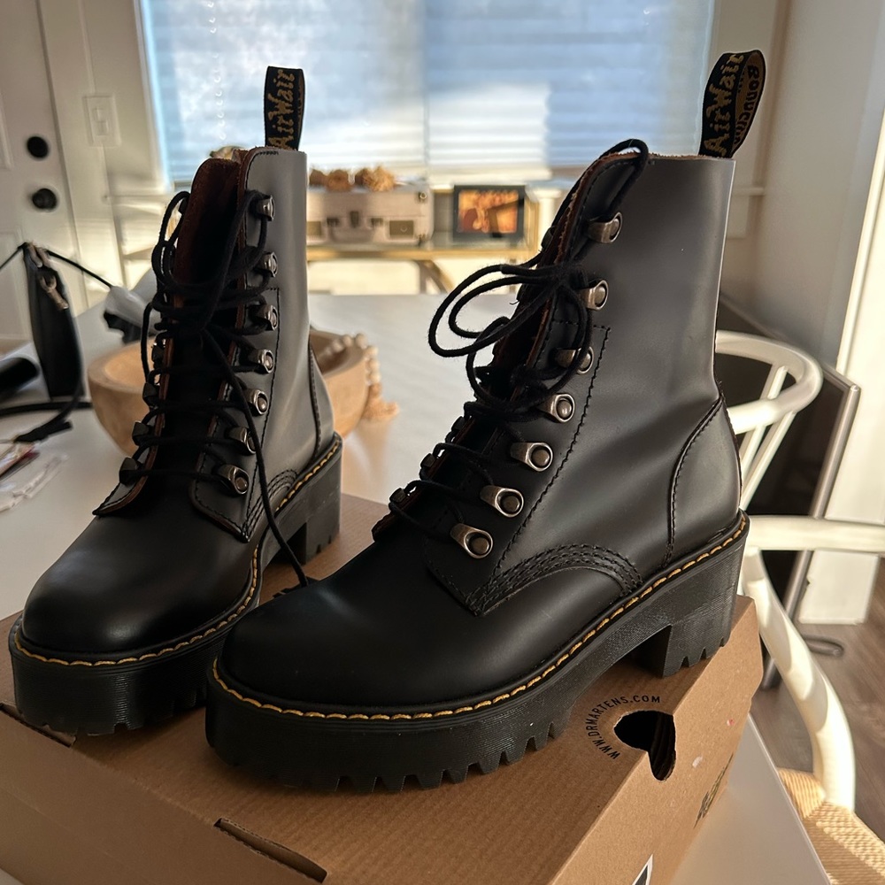 DR. MARTENS - LEONA WOMEN'S VINTAGE HEELED BOOTS SIZE 6